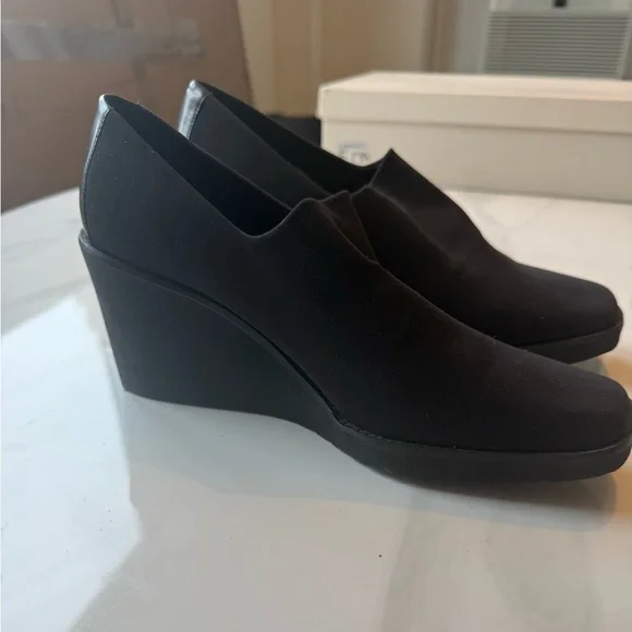 Donald J. Pliner Classic Black Loafers - Picture 3 of 6